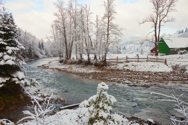 Winterlandschap in de bergen van de Karpaten. Stockfoto