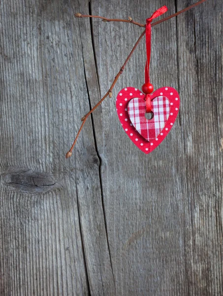 Corazón rojo colgando en la rama —  Fotos de Stock