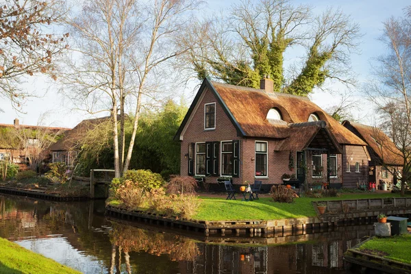 Canal et maison avec toit de chaume — Photo