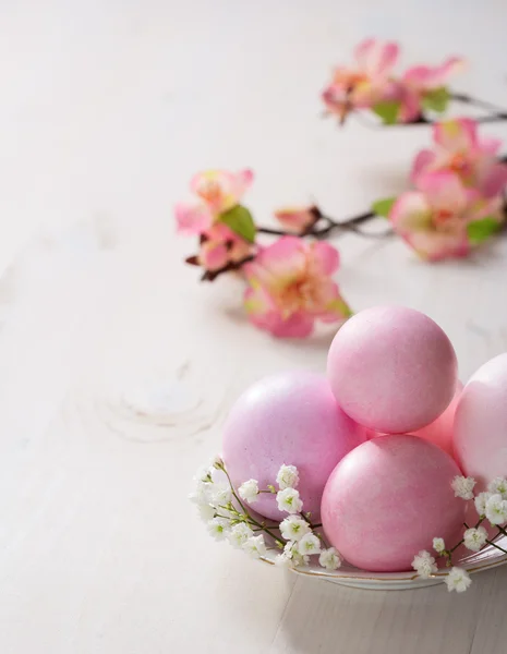 Pink  Easter eggs and flowers — Stock Photo, Image