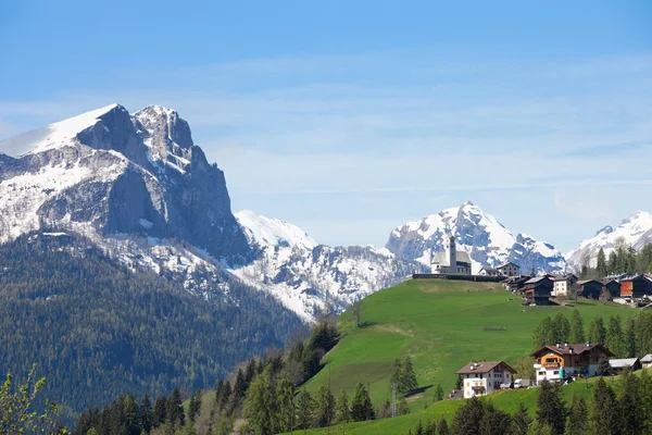 Italské vesnice v Dolomitech — Stock fotografie