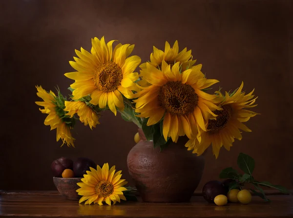 Zonnebloemen en takken met rijpe Kerspruim — Stockfoto