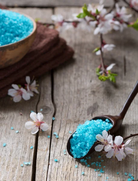 Mineral bath salt and flowers — Stock Photo, Image