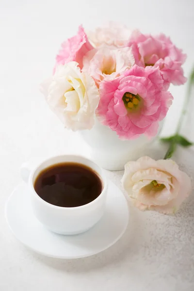Bodegón con taza de café y flores — Foto de Stock