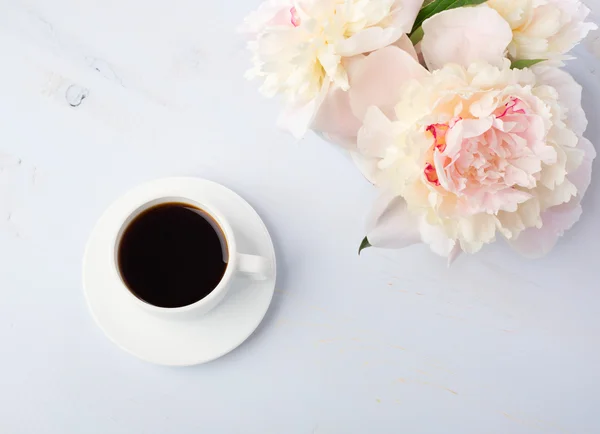 Zátiší s šálkem kávy a květiny — Stock fotografie
