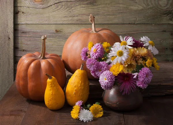 Citrouilles et avec bouquet de chrysanthèmes colorés — Photo