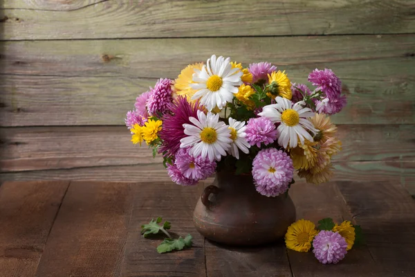 Colourful chrysanthemums bunch on old wooden table — Stock Photo, Image