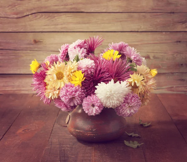 Stilleven met kleurrijke chrysanten bos — Stockfoto