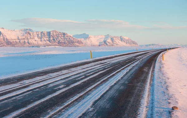 A estrada em um dia ensolarado de inverno — Fotografia de Stock