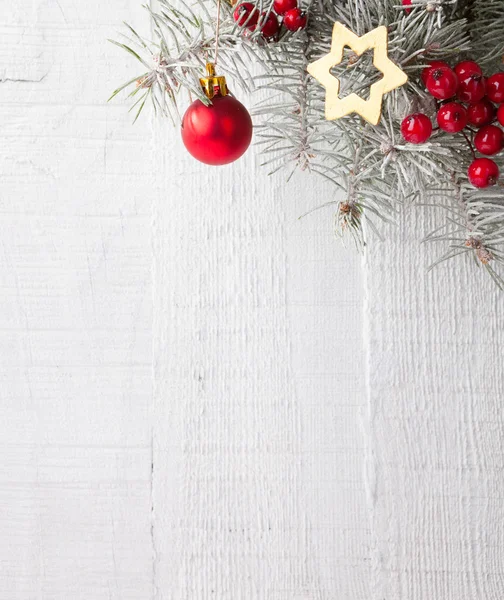 Rama de abeto con decoraciones navideñas — Foto de Stock