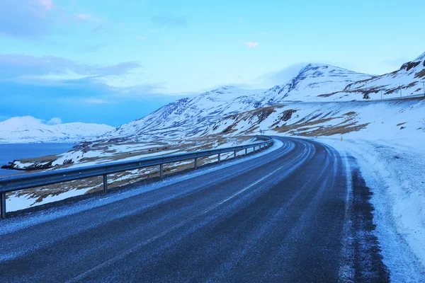 Straße entlang der Küste in der Nähe von akureyri — Stockfoto