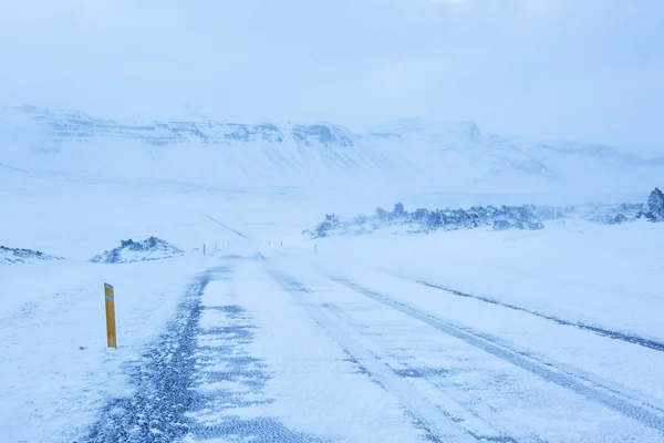 在通过熔岩场暴风雪期间的道路, — 图库照片