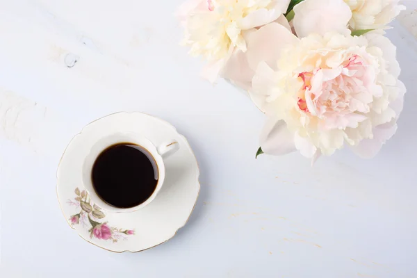 Stillleben mit Kaffee und Blumen. — Stockfoto