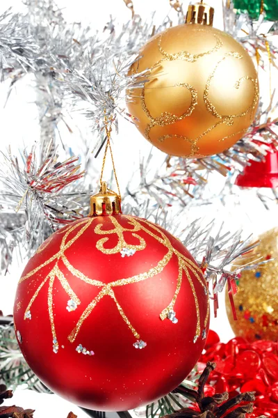 Árbol de Navidad blanco decorado con muchos regalos — Foto de Stock