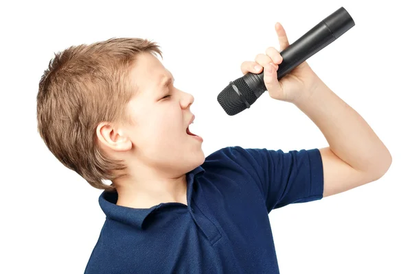 Rapaz a cantar num microfone. Muito emocional. . — Fotografia de Stock