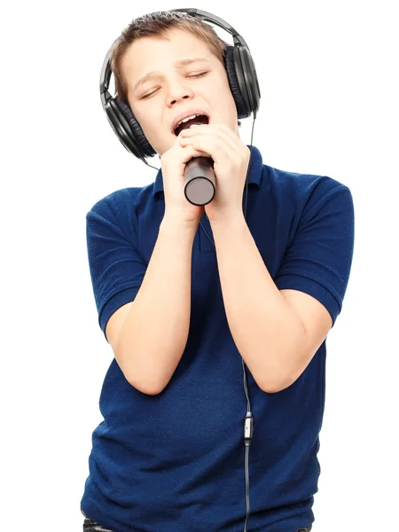 Un chico cantando en un micrófono. Muy emocional. . —  Fotos de Stock