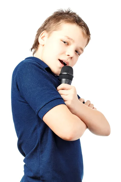 Menino cantando em um microfone — Fotografia de Stock