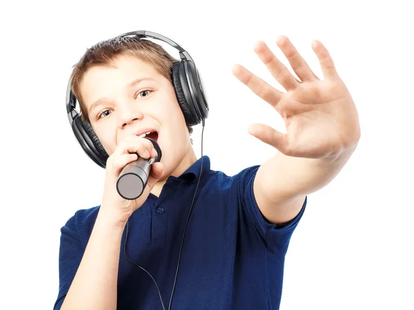 Jongen zingen in een microfoon. Zeer emotionele. — Stockfoto