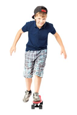 Sevimli genç bir kaykay sürme