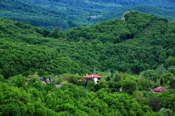 Mountain Village na Bulgária na primavera — Fotografia de Stock