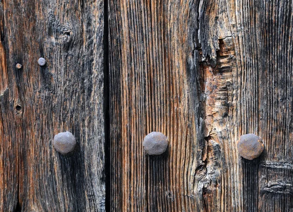 Parafusos enferrujados e unhas na parede de madeira — Fotografia de Stock