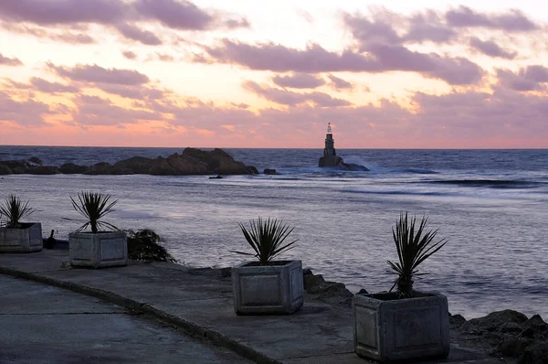 Pequeño Faro Rocas Oscuras Mar Ciudad Akhtopol Bulgaria Amanecer — Foto de Stock