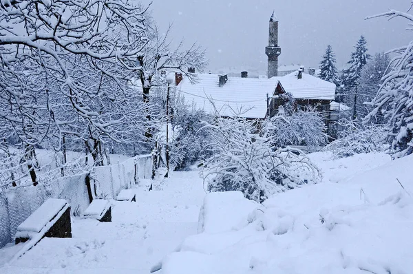 Widok Meczet Minaret Budynki Mieszkalne Mieście Belogradchik Zimą Śnieżycy — Zdjęcie stockowe