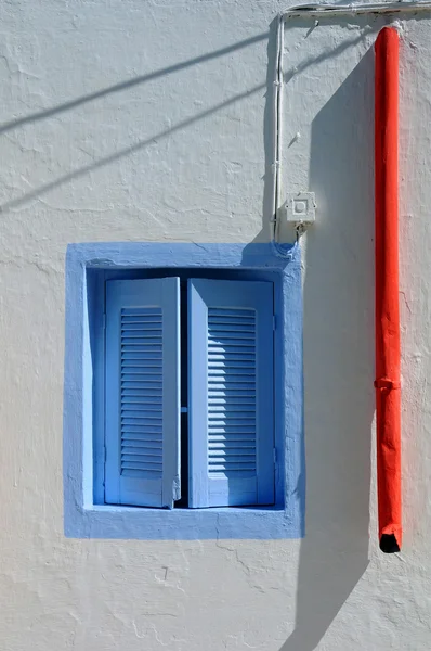 Ventana azul y tubería de agua de lluvia roja —  Fotos de Stock