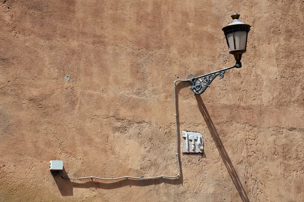 Винтажный свет на грубой стене — стоковое фото