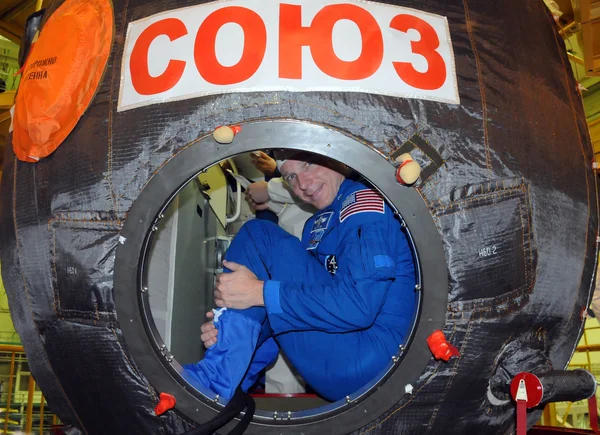 Terry Virts dans Soyouz Spacecraft pendant la vérification de l'ajustement — Photo