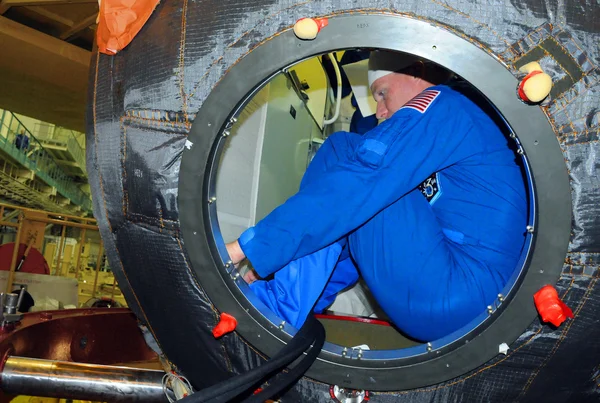 L'astronaute Terry Virts dans l'engin spatial Soyouz pendant la vérification de l'ajustement — Photo