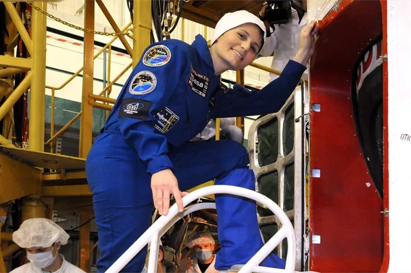 Samantha Cristoforetti före Fit incheckning Baikonur — Stockfoto