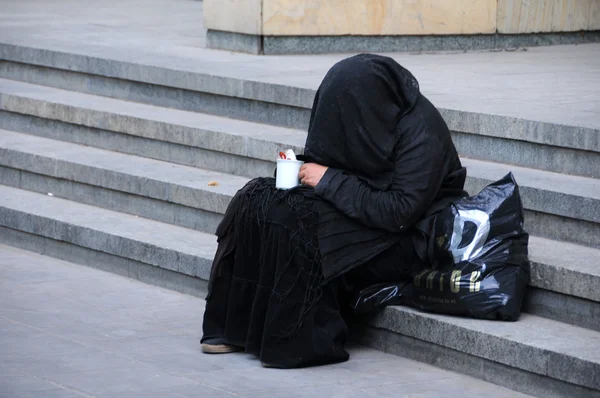 Mendigo en vestido negro — Foto de Stock