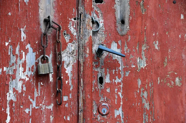 Gedeelte van rode Grungy deur — Stockfoto