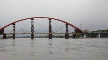 Köprü nehrin üzerinde