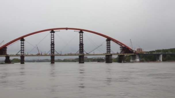 Мост через реку — стоковое видео