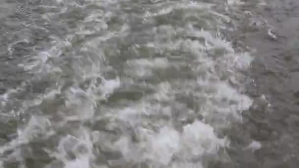 Eau bouillante dans la rivière 