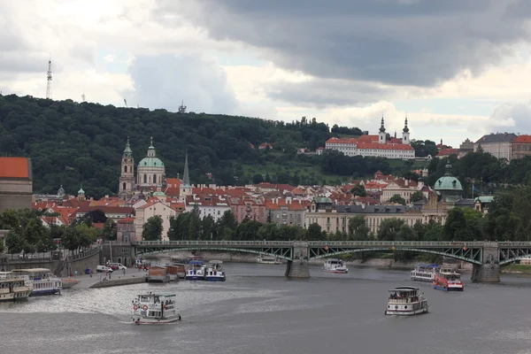 Castelo de Praga com ponte Charles — Fotografia de Stock