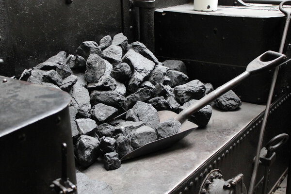 Уголь и винтажная лопата
