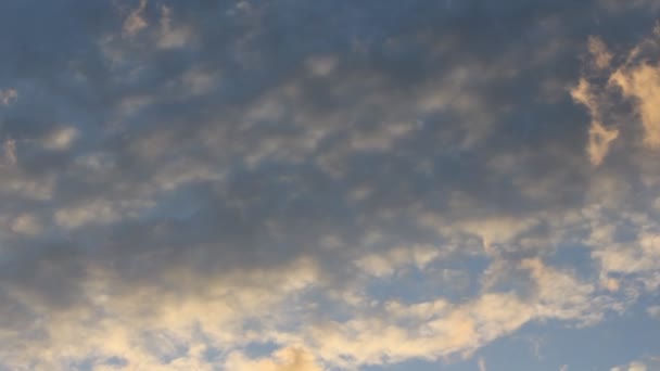 Mooie zonsondergang met wolken — Stockvideo