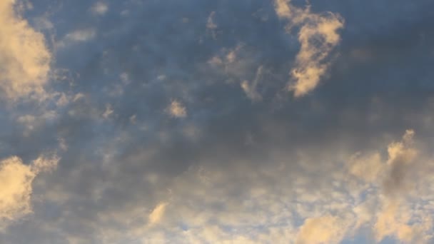 Mooie zonsondergang met wolken — Stockvideo