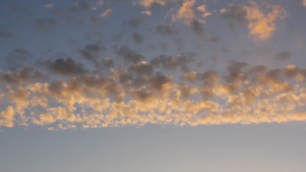 구름이 덮인 아름다운 일몰 — 비디오