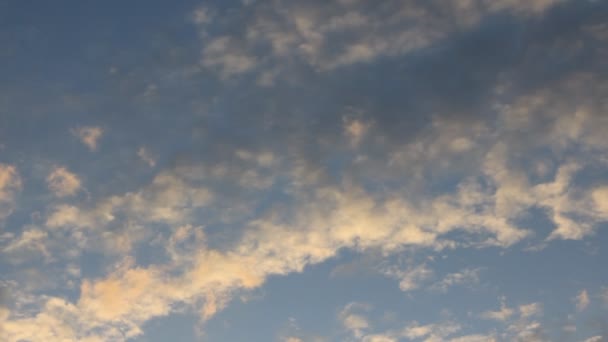 Mooie zonsondergang met wolken — Stockvideo