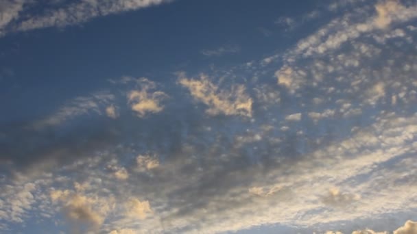 Hermoso atardecer con nubes — Vídeos de Stock