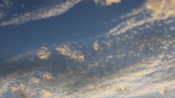 Hermoso atardecer con nubes — Vídeo de stock