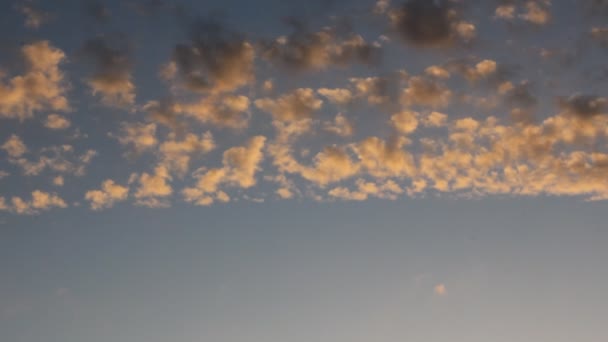 Mooie zonsondergang met wolken — Stockvideo