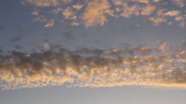 Όμορφο ηλιοβασίλεμα με σύννεφα — Αρχείο Βίντεο