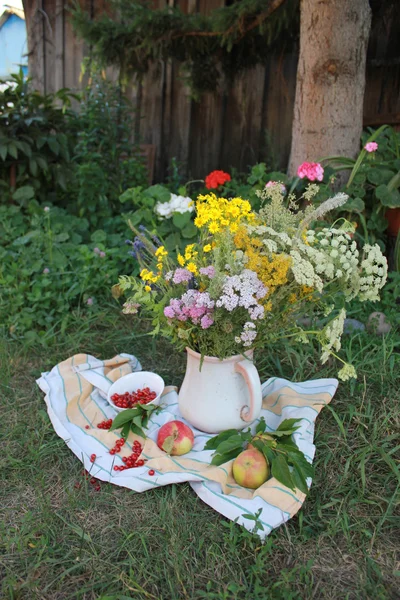 Bouquet di fiori di campo, mele e ribes rosso — Foto Stock