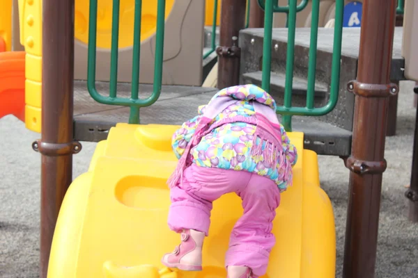 Niña en el patio — Foto de Stock