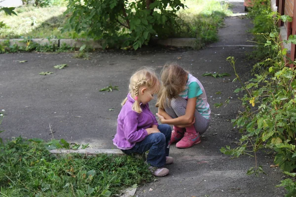 Chicas jugando al aire libre — Foto de Stock